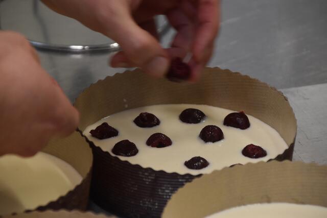 Jede Sauerkirsche wird per Hand in die Masse gelegt. | Foto: Geiger