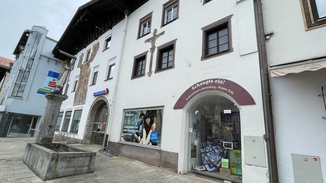 Fresken, Brunnen und auch die Kultur-Nische der Kulturinitiative Hörtenberg werden dem Abbruch geopfert. Der Brunnen wird allerdings wieder leicht versetzt aufgestellt und das Kreuz gemäß Denkmalschutz auf der neuen Fassade angebracht.