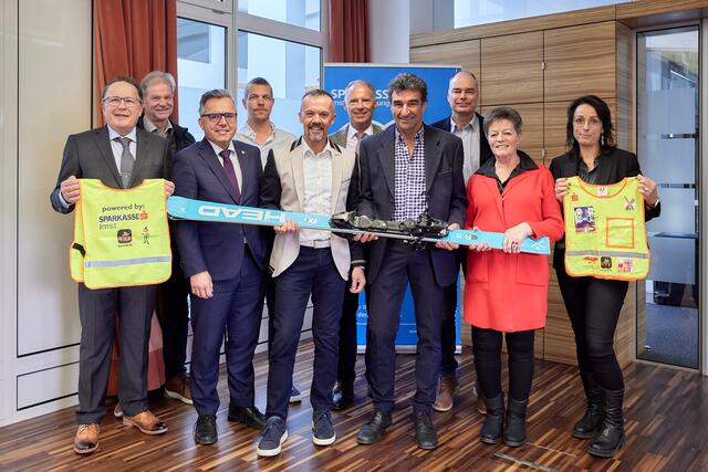 Breite Zustimmung für „Wintersport an Schulen“ – viele Partner ermöglichen die Initiative. v.l.: Erwin Bouvier (Vorstandsvorsitzender Sparkasse Imst Privatstiftung), Wilhelm Siegele (Paznauntaler), Franz Sailer (Ötztaler), Markus Kathrein (VVT), Otmar Ladner (Bezirksstellenleiter Wirtschaftskammer Landeck), Mario Kometer (Mitglied des Stiftungsvorstandes und Vorstand Sparkasse Imst AG), Andre Arnold (Obmann Tiroler Skiverband, Bezirk Imst), Stefan Mangott (Seilbahn Komperdell, Serfaus), Johanna Ruetz (Intersport Pregenzer, Fiss) und Kristin Prantl (Schulqualitätsmanagerin Region Imst). | Foto: Sparkasse Imst / Christoph Nösig
