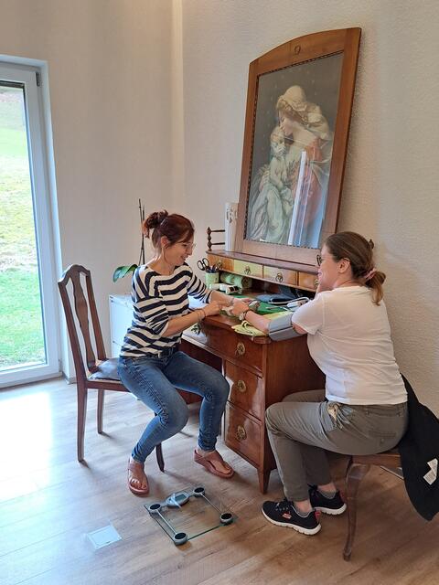 Geschäftsführerin Petra Gassner (links) führt nach dem Check-in mit den Gästen eine Körperanalyse durch. | Foto: Stefanie Machtinger