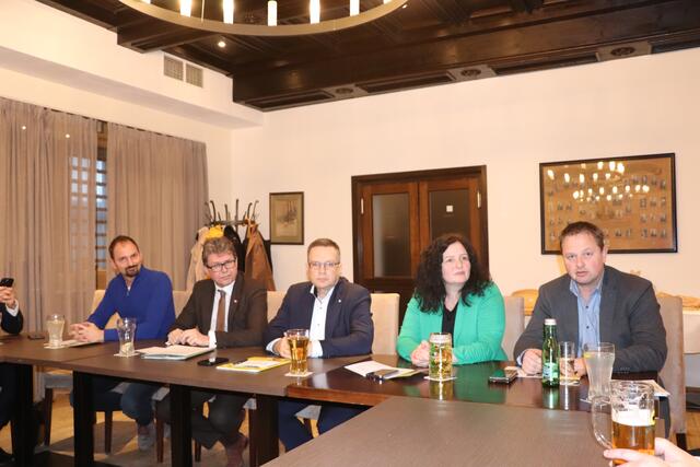 Bildungsminister Martin Polaschek (2. v. l.) informierte im Rahmen einer Pressekonferenz beim Stadtwirt in Schärding über seinen Bezirksbesuch. | Foto: Ebner/BRS