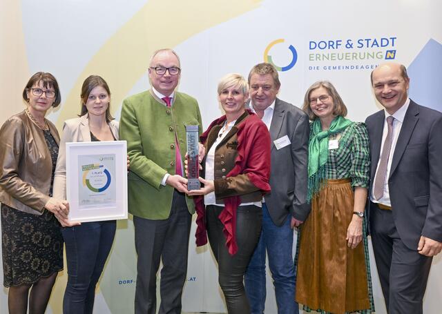 LH-Stellvertreter Stephan Pernkopf (Mitte), NÖ Gemeindebund-Präsident Johannes Pressl (Ganz rechts) und NÖ Dorferneuerungsvereins-Obfrau Maria Forstner (ganz links) übergaben an die Gemeinde Stössing den Preis. Entgegen nahm ihn Sonja Eibenberger und Bürgermeister Christian Walzl (Mitte, hinten). | Foto: NLK/Filzwieser