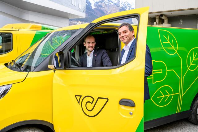 Florian Tursky und Peter Umundum in einem der gelb-grünen Fahrzeugen der Post. | Foto: Österreichische Post AG