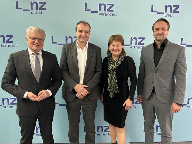 Von links: Bürgermeister Klaus Luger, Wolfgang Pramendorfer, Geschäftsführer x-tention GmbH, Vizebürgermeisterin Karin Hörzing und Robert Ritter-Kalisch, Geschäftsführer der Seniorenzentren Linz. | Foto: Stadt Linz