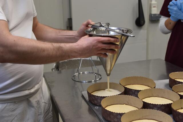 Die Förmchen werden befüllt. | Foto: Geiger