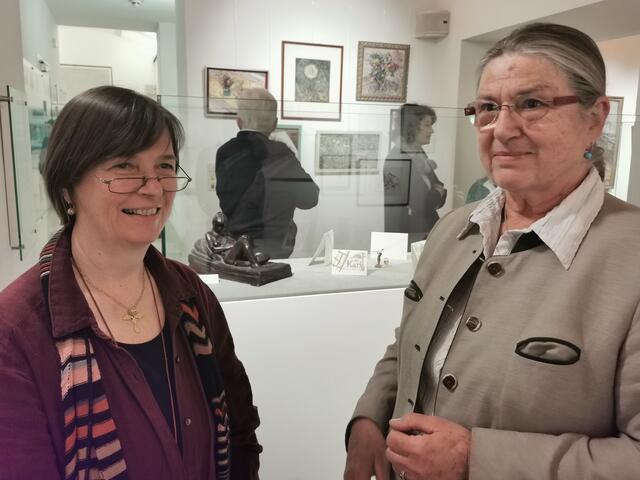 Die beiden Kuratorinnen der Ausstellung: Astrid Schoiswohl und Elfie Klier | Foto: Hermine Arnold