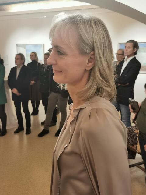 MiR Bereichsleiterin Sigrid Hörzer freut sich über die erfolgreiche Vernissage. | Foto: Hermine Arnold
