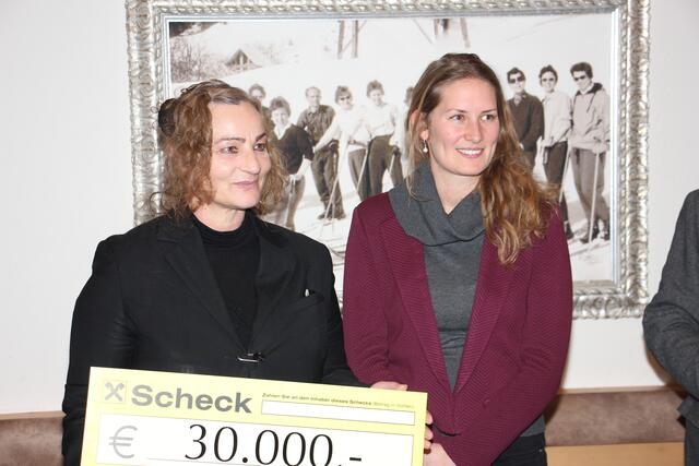 Gabi Plattner und Hannah Ringhofer (v.l.) freuten sich über eine Spende von 30.000 Euro für das Frauenhaus Tirol. | Foto: Schwarz