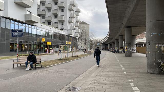 Am Maria-Restituta Platz bzw. bei der Station Handelskai ist so gut wie immer etwas los.  | Foto: Kathrin Klemm/RMW