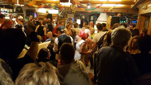 Volle Gaudi beim Heurigen Schimmelbauer - alle Jahre DER Klassiker im Ort. | Foto: Philipp Steinriegler