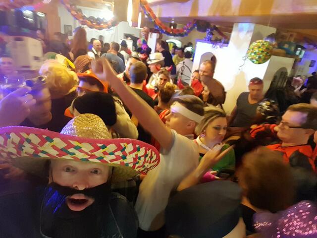 Volle Gaudi beim Heurigen Schimmelbauer - alle Jahre DER Klassiker im Ort. | Foto: Philipp Steinriegler