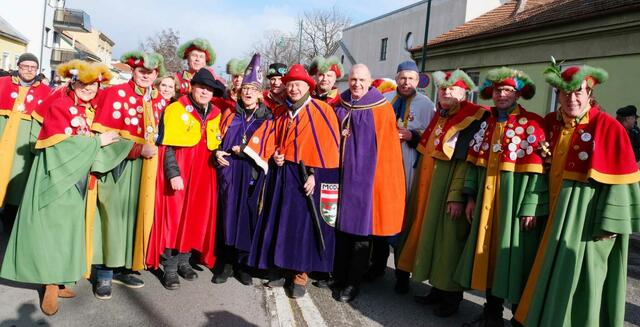 Mö Mö in der Bezirkshauptstadt, gemeinsam mit Landeshauptfrau Johanna Mikl-Leitner und Bürgermeister Hans Stefan Hintner im Jahre 2023 | Foto: Christian Böger, Stadtgemeinde Mödling (ZVG)