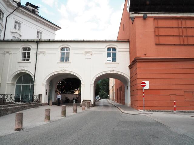Die Einbahn in der Herrengasse wird für den Radverkehr aufgehoben. | Foto: Attribution (required by the license)	Jorge Saturno / Wikimedia Commons / “Herrengasse - Innsbruck” / CC BY-SA 4.0