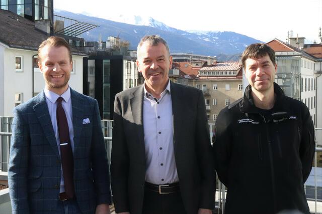 In Innsbruck gibt es bereits seit einiger Zeit ein Leerstandsmonitoring: Mathias Behmann (Referat für Statistik), Bürgermeister Georg Willi und Manfred Hirsch (Referat Gebäude- und Wohnungsregister, v.l.n.r.) informieren laufend über die neuen Zahlen. | Foto:  IKM/D. Giesinger