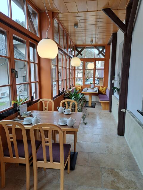 Der lichtdurchflutete, gemütliche Speiseraum mit Panoramablick. | Foto: Stefanie Machtinger