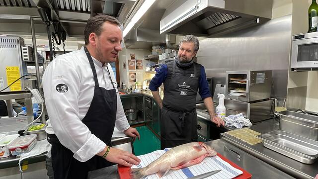 Markus Rath erklärt worauf beim Fischkauf zu achten ist. | Foto: Brigitte Gady