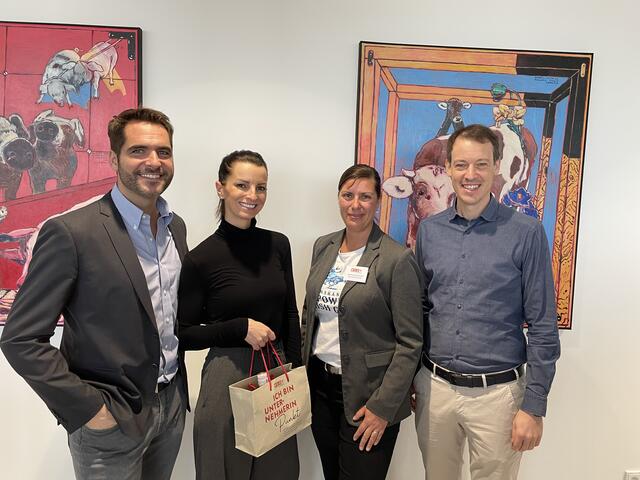 Florian und Dagmar Hütthaler, Christine Scharmüller, Bezirksvorsitzende Frau in der Wirtschaft und Tierarzt Dominik Eckl (v.l.).  | Foto: Steiner-Watzinger
