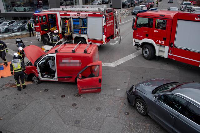 Verkehrsunfall an der Kreuzung Valiergasse mit dem Griesauweg. | Foto: zeitungsfoto.at