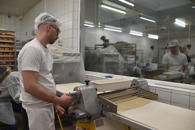 Mit der Maschine wird der Mürbteig auf vier Millimeter ausgerollt. | Foto: Geiger