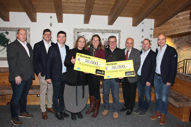 Scheckübergabe in der Sonnenburg in Fiss: Paul Krismer, Christof Schalber, Simon Schwendinger, Gabi Plattner, Hannah Ringhofer, Günther Platter, Herbert Peer, Martin Pregenzer und Stefan Mangott (v.l.). | Foto: Schwarz