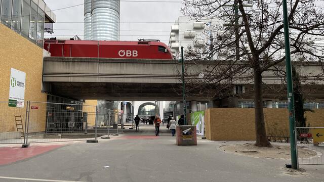 Täglich sind zahlreiche Menschen am Maria-Restituta-Platz beim Handelskai unterwegs. Die Polizei und ist immer wieder vor Ort. | Foto: Kathrin Klemm/RMW