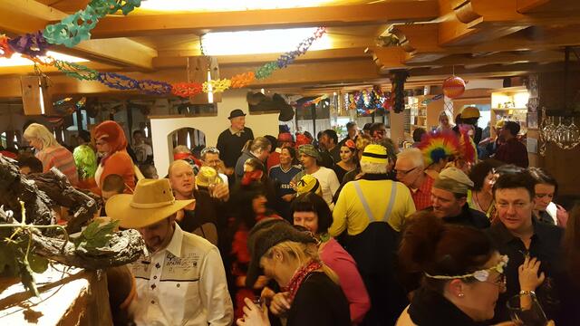 Volle Gaudi beim Heurigen Schimmelbauer - alle Jahre DER Klassiker im Ort. | Foto: Philipp Steinriegler
