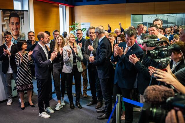 Gratulation von Anton Mattle an Erwin Zangerl nach der Bekanntgabe des Wahlergebnisses | Foto: Fettinger