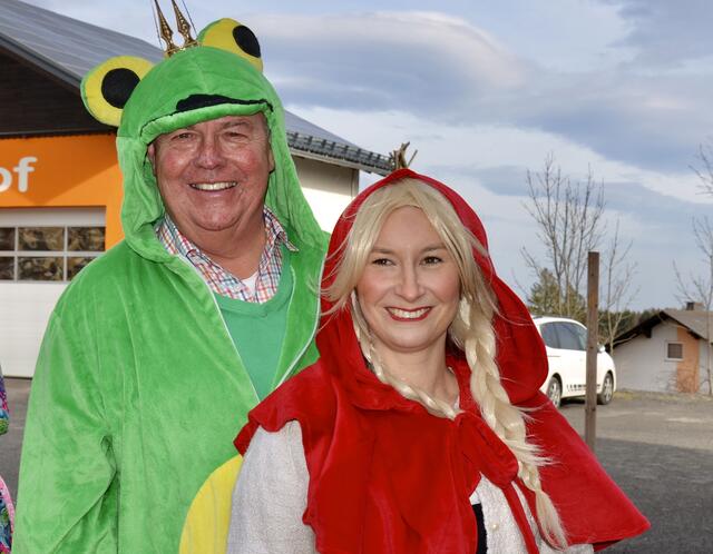 Bürgermeister Andreas Graf als Froschkönig mit Amtsleiterin von Mönichkirchen Yvonne Irsay im Dornröschen-Kostüm  | Foto: Elisabeth PEINSIPP 