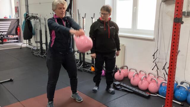 Übungsleiterin Karin Bohusch erklärt alles genau | Foto: Privat