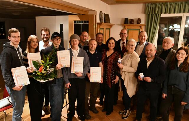 von li: Markus Prammer, Elina Schwarz, Laurenz Wolfmayr, Matthias Kastner, Hannes Sortsch, Jakob Burgstaller, Christian Bräuer, Max Dachs, Katerina Beranova, Claus Durstewitz, Anneliese Bräuer, Josef Rathgeb, Michael Pilz, Karlo Hujber und Lena Füßlberger | Foto: Ganglberger Erika