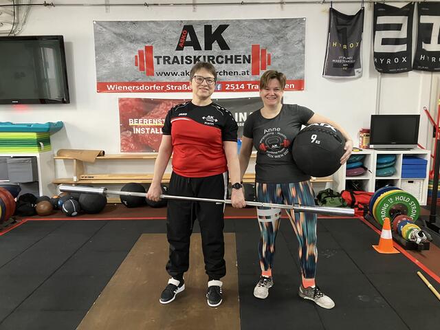 Neben Gewichtheberin Karin Bohusch trainiert auch Hyrox-Sportlerin Anne Sass (r) im ASKÖ AK Athletikklub Traiskirchen | Foto: Stockmann