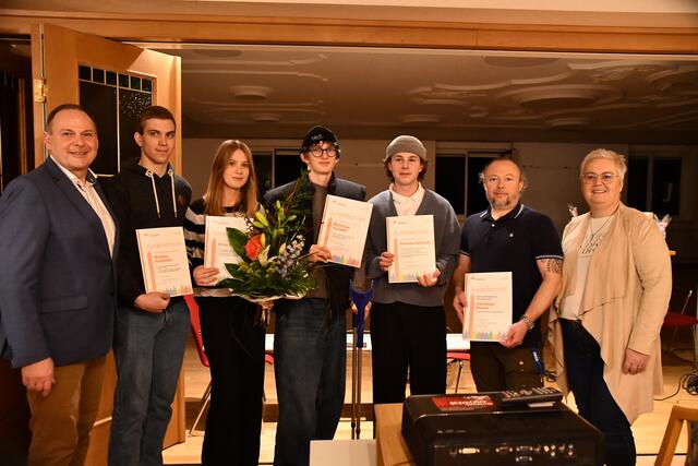 von li: Bürgermeister Josef Rathgeb, Markus Prammer, Elina Schwarz, Matthias Kastner, Hannes Sortsch, Christian Bräuer und VizeBGM. Anneliese Bräuer  | Foto: Ganglberger Erika