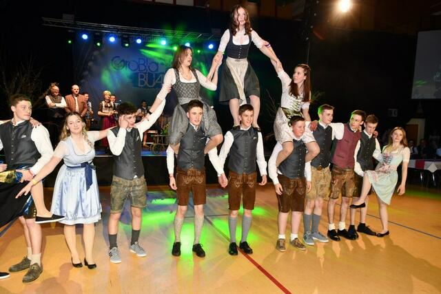Beeindruckende Polonaise zum Ballauftakt in der WM Halle Murau. | Foto: Anita Galler