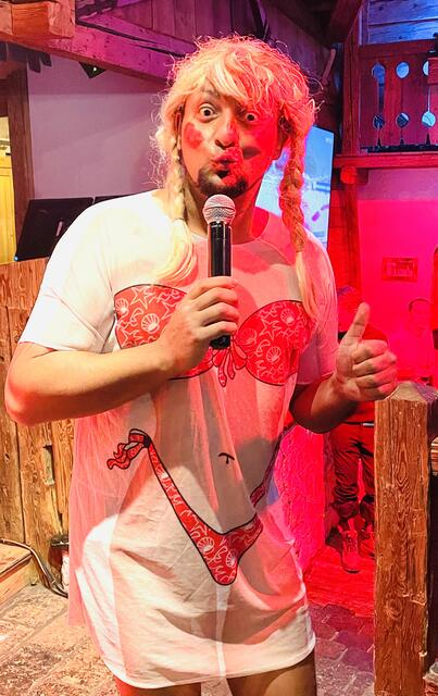 Viel Spaß muss sein - DJ Jonny im Schwindldorf bringt die Massen in Bewegung. | Foto: Kogler