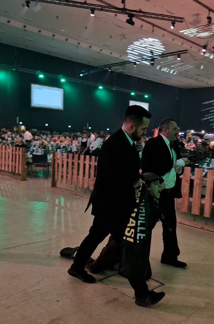 Ein Aktivist der Letzten Generation Österreich wird bei der Störaktion am Bauernbundball weggeführt.  | Foto: Letzte Generation Österreich