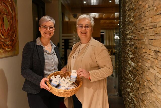 Ein süßen Gruß gab es für alle Gäste. Von li: Karin Hochreiter (Bürgerservice Gemeinde) und Vizebürgermeisterin Anneliese Bräuer | Foto: Ganglberger Erika