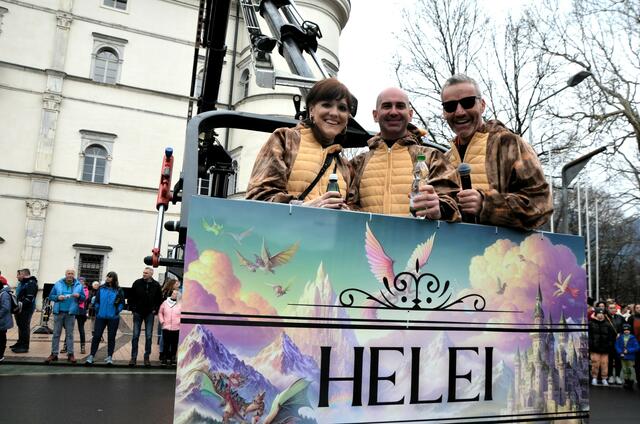 Sylvia Preimeß mit den Moderatoren Moser und Peharz kurz bevor sich der Korb in luftige Höhen schwingt