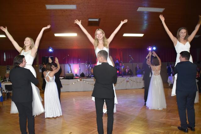 Die Jugend eröffnete den Ball mit einer schönen Polonaise. | Foto: Michael Strini