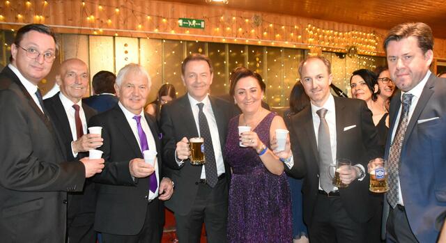 Gemütliche Runde: Bgm. Thomas Novoszel, Bgm. Leo Radakovits, Adalbert Resetar, NR Niki Berlakovich, Michaela Resetar, Vizebgm. Thomas Stefanits, Bgm. Bernhard Herics | Foto: Michael Strini