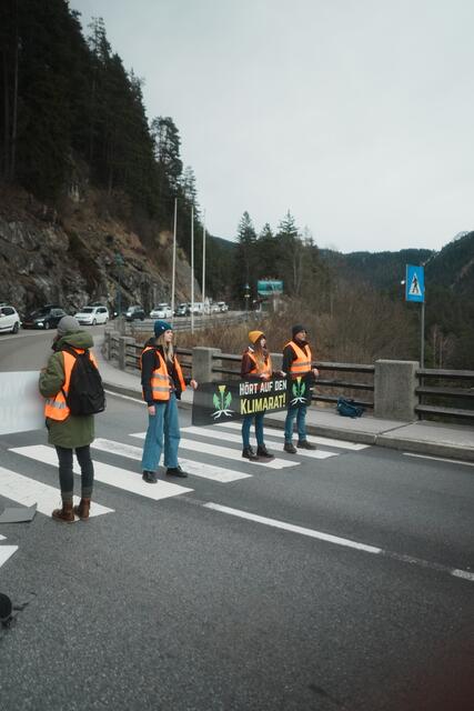 Protestaktion auf der Fernpassstraße am 10. Februar von der Letzten Generation Österreich.  | Foto: Letzte Generation Österreich