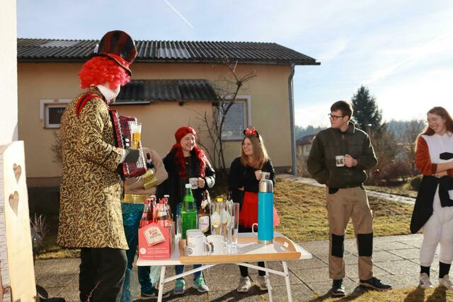 Von den Dorfbewohnern wurden die Faschingsnarren gerne gastfreundlich bewirtet
