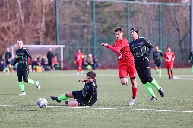 Für Puckings Kicker (l.) ist alles möglich: Mit Wilhering und ASKÖ Leonding gibt es zwei starke Konkurrenten um das Bezirksliga-Ticket. | Foto: Reischl