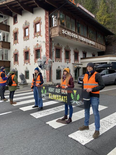 Protestaktion auf der Fernpassstraße am 10. Februar von der Letzten Generation Österreich.  | Foto: Letzte Generation Österreich