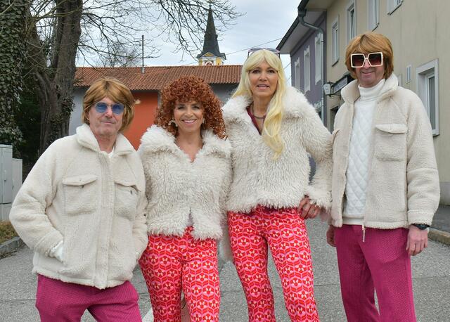 Fam. Bgm. MMag. Barbara und Ernst Schwarz (li) und Fam. Kinberger als ABBA