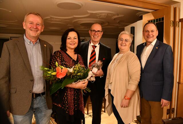 von li: Amtsleiter Walter Limberger, Katerina Beranova, Claus Durstewitz, Vizebgm. Anneliese Bräuer und Bürgermeister Josef Rathgeb  | Foto: Ganglberger Erika