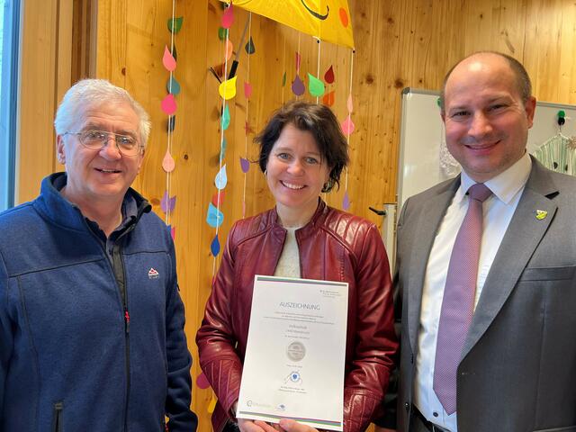 Schulausschussobmann Gemeinderat Herbert Stefl, Volksschulleiterin Claudia Höller und Bürgermeister Paul Frühling v.l.n.r. | Foto: Gemeinde Moosbrunn
