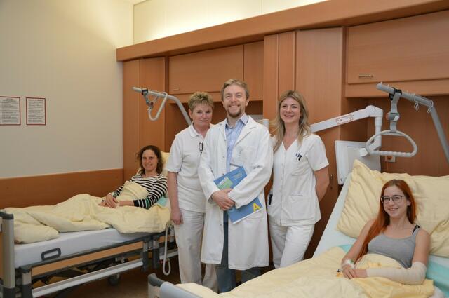 Sandra Schifter, DGKP Martina Jöch, OA Dr. Marek Wangler, DGKP Maria Grameth, Jennifer Kaufmann. | Foto: Klinikum Waidhofen/Th