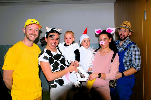 Die Kinder mit ihren Eltern kamen bunt verkleidet zum Kinderfasching in die Kultur- und Sporthalle