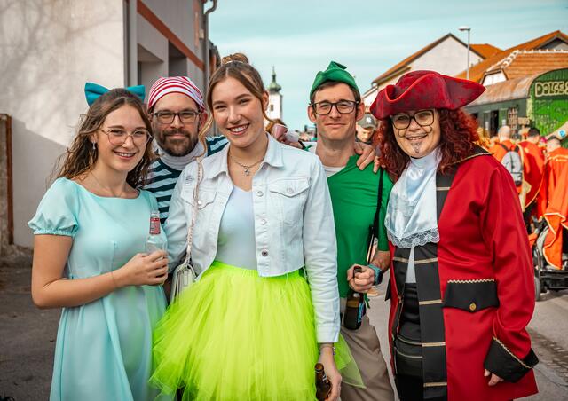 Tina, Nadine, Conny mit Christoph und Florian brachten gute Laune und bunte Kostüme zur Veranstaltung mit. | Foto: Harald Walzer