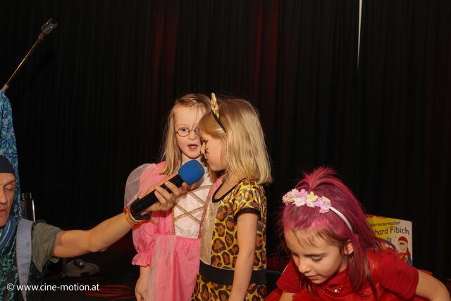 Lea am Mikrofon. | Foto: www.cine-motion.at / Ivanek